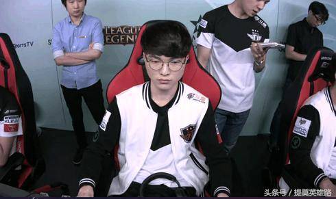 处事作风赢得认可，记者：孔帕尼在球员心中地位比前任们更高.