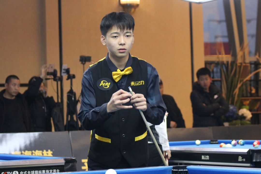 棋子以黑白 棋子以黑白